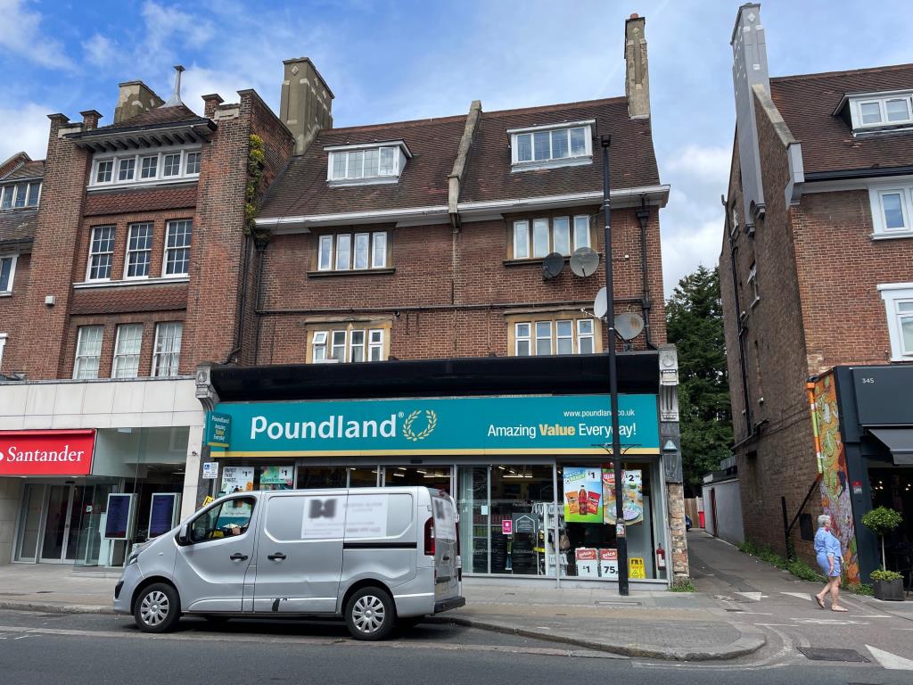 Lot: 154 - VACANT STUDIO FLAT IN NORTH LONDON - View of building flat to rear